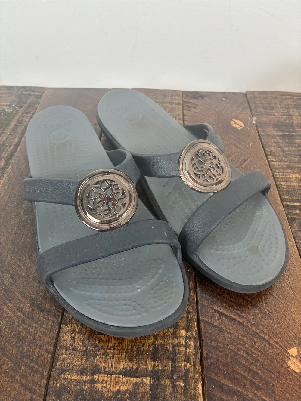 CROCS Women’s 8 Sanrah Slide Sandals Black Decorative Copper Medallion
